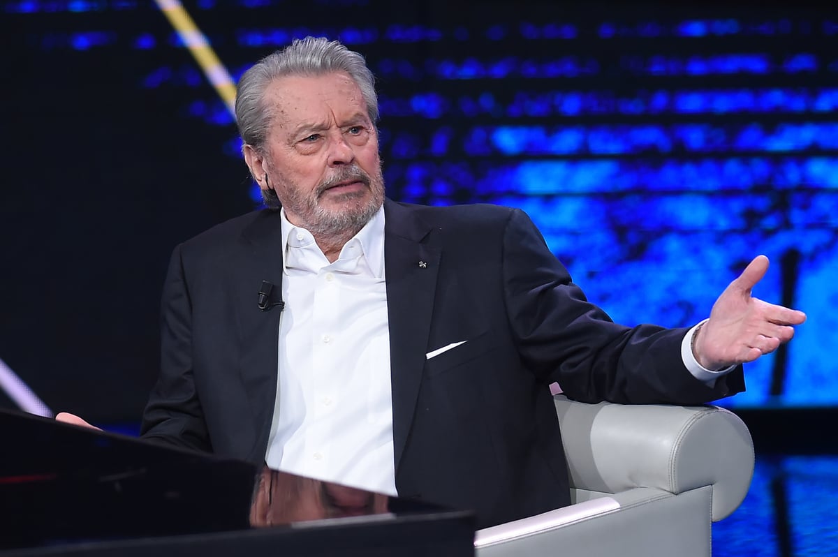 Alain Delon : son employé assassiné violent avec Johnny Hallyday, il l’aurait “frappé” sur scène