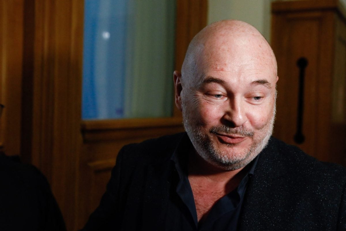 Cauet accusé : Europe 2 plaisante de sa longue absence mais c’est limite inapproprié
