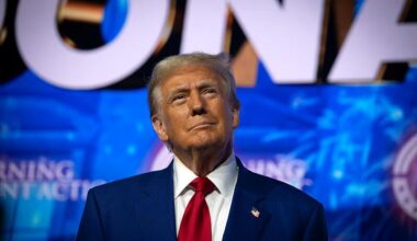 Donald Trump se ridiculise en montant dans l’avion présidentiel, et ça tient à pas grand-chose