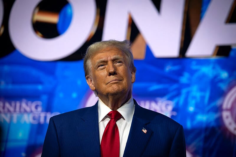 Donald Trump se ridiculise en montant dans l’avion présidentiel, et ça tient à pas grand-chose