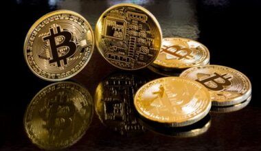Cryptomonnaies : Bitcoins sur fond sombre brillant, avec reflets