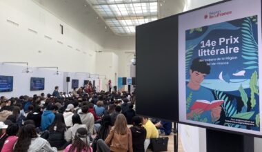 Des lycéens ont remis un prix littéraire à trois auteurs lors du Festival du livre de Paris.