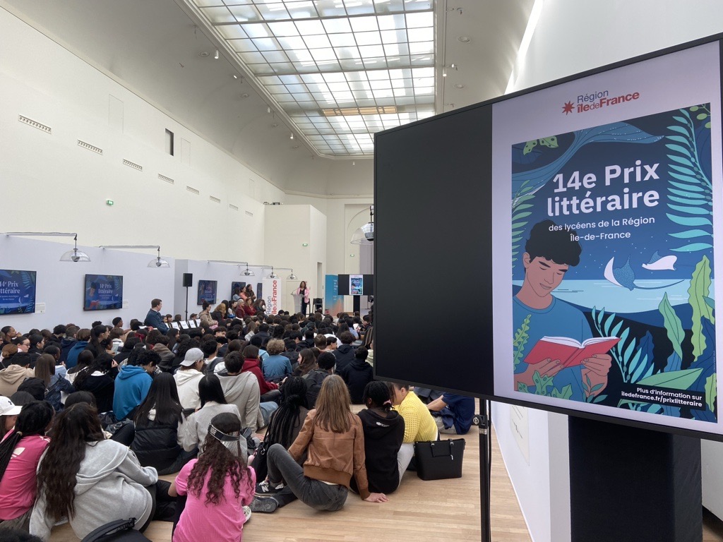 Des lycéens ont remis un prix littéraire à trois auteurs lors du Festival du livre de Paris.