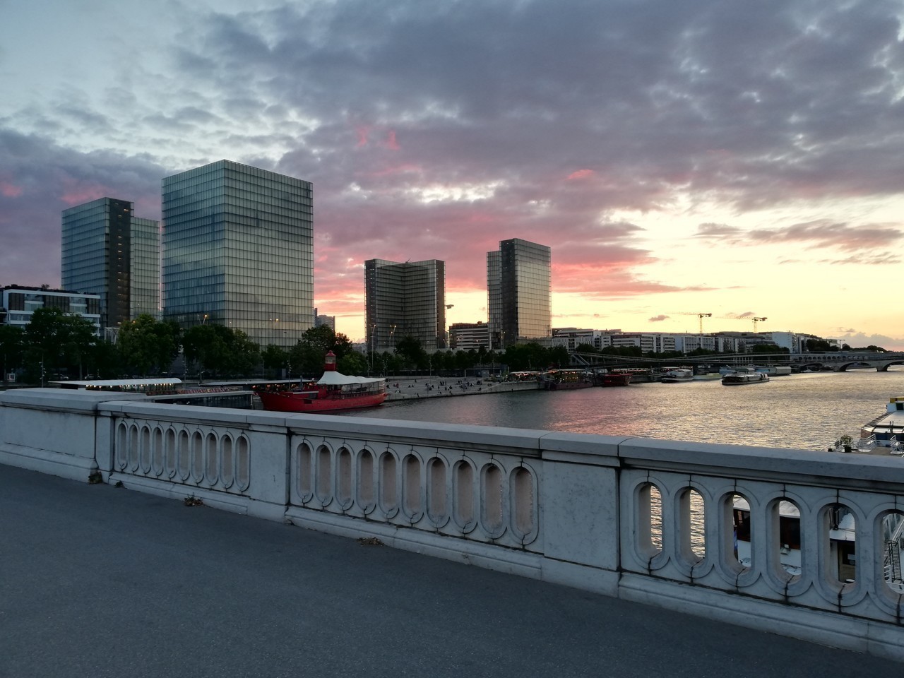 Turnover, sous-effectif, contrats précaires… Pourquoi les "petites mains" de la BnF font grève à Paris