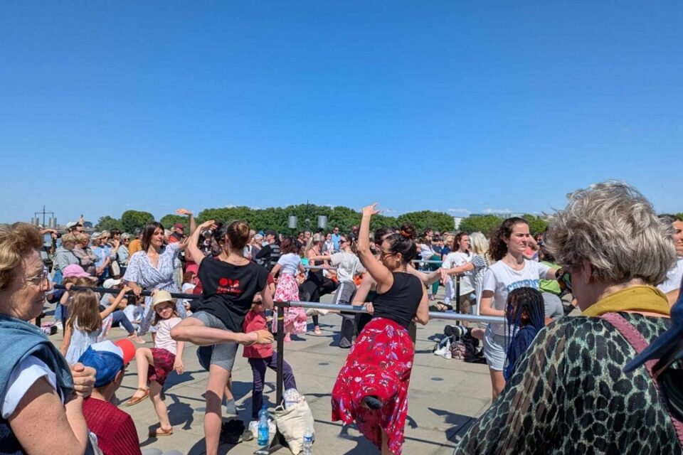 Les danseurs du ballet de l'Opéra étaient mêlés au public à Bordeaux. 
