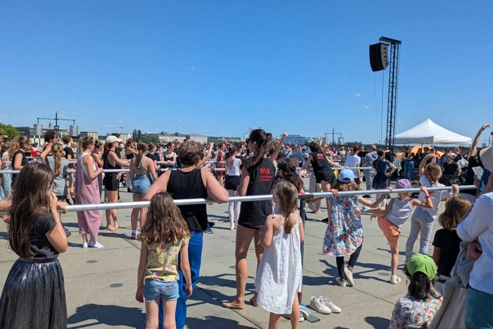 De nombreux enfants ont participé au cours donné par le directeur de danse de l'Opéra de Bordeaux.