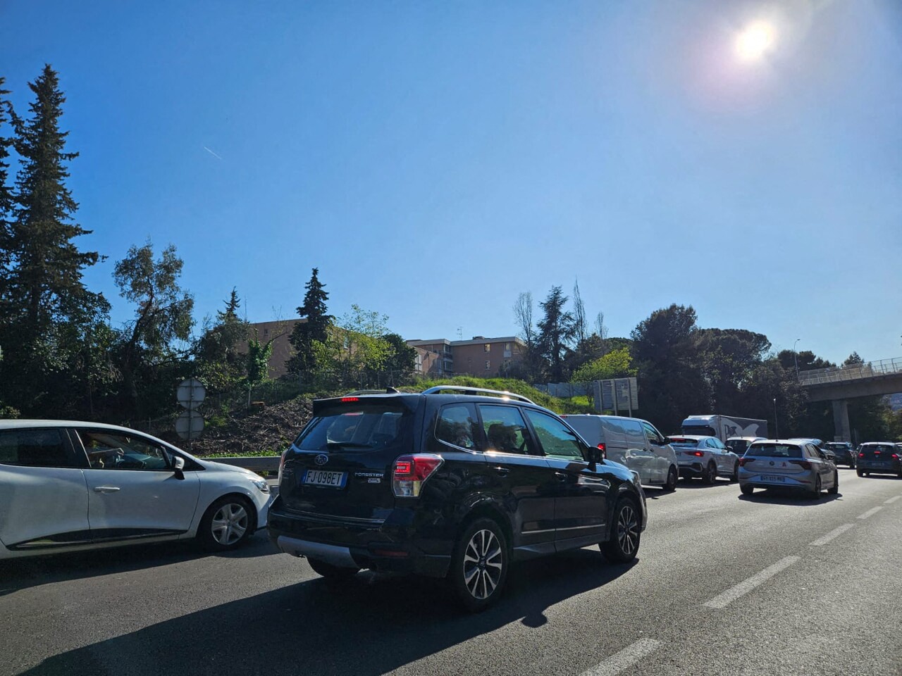 Nice. Ville "saturée" et bouchon de 10 km, circulation chaotique sur les routes