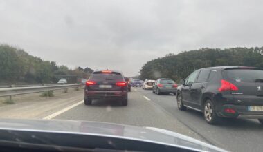 gros accident entre trois voitures sur la rocade, les bouchons se forment