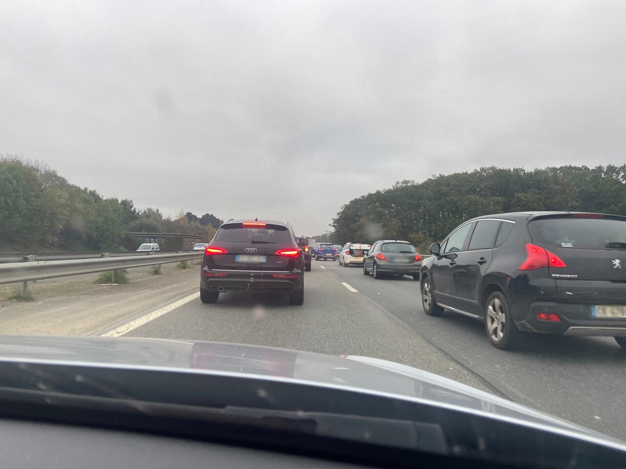 gros accident entre trois voitures sur la rocade, les bouchons se forment