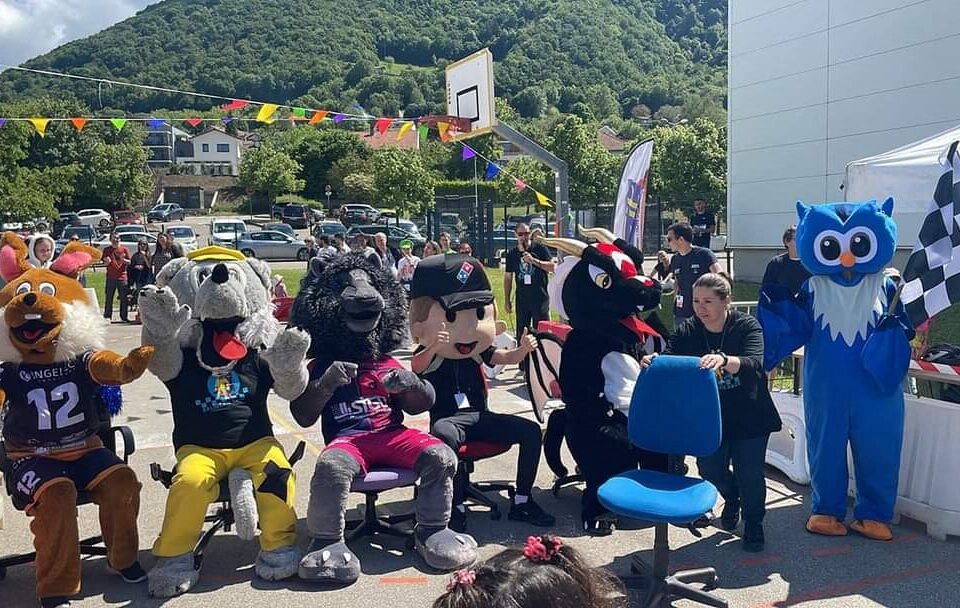 La course de chaises de bureau de Voiron (Isère) revient pour sa 3e édition le samedi 7 juin à la Garenne. Avec, toujours, ses célèbres mascottes.