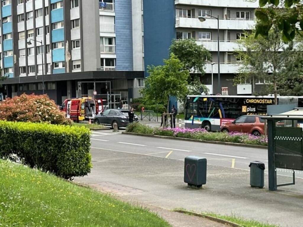 une voiture percute un piéton en centre-ville, les pompiers et la police sur place