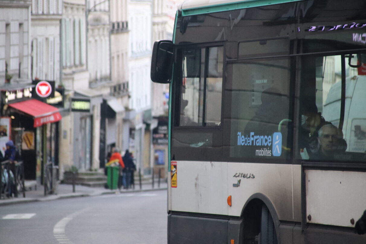 un conducteur de bus en garde à vue après avoir bloqué un véhicule de police en intervention