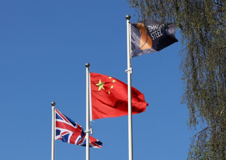 Les drapeaux de la Chine et du Royaume-Uni devant l'usine de British Steel à Scunthorpe, dans le nord-est de l'Angleterre, le 10 avril 2025. ( AFP / Darren Staples )