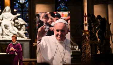 À Notre-Dame de Paris, le choc et les prières des croyants
