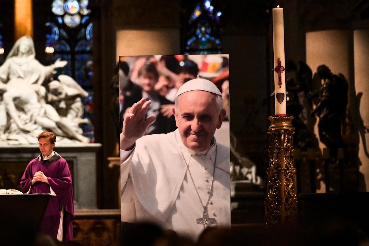 À Notre-Dame de Paris, le choc et les prières des croyants