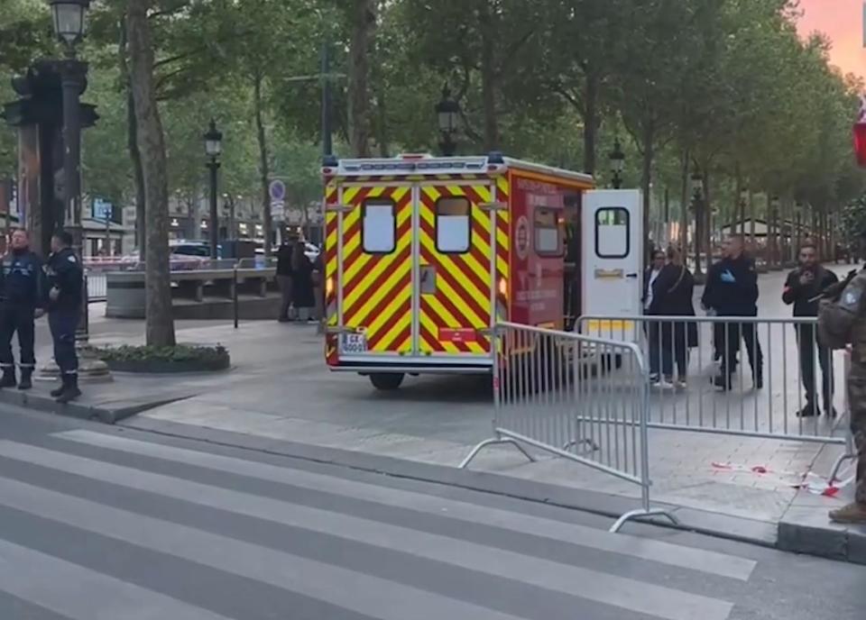 Un secteur des Champs-Élysées sécurisé après la fausse alerte de tirs, le 26 avril 2025.