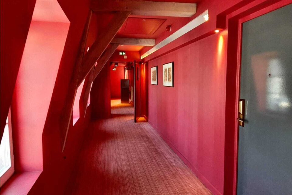 Des couloirs ont été repeints avec un rouge vif, mais c'est l'une des seules modifications qu'il était possible de faire.