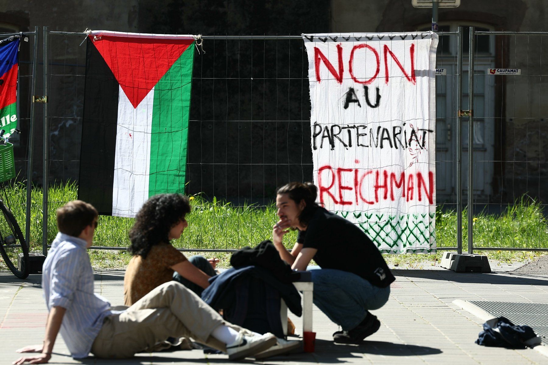 Des étudiants bloquent l'entrée de Sciences Po Strasbourg pour protester contre la décision du Conseil d'administration de leur école de maintenir un partenariat avec une université israélienne, le 9 avril 2025 à Strasbourg