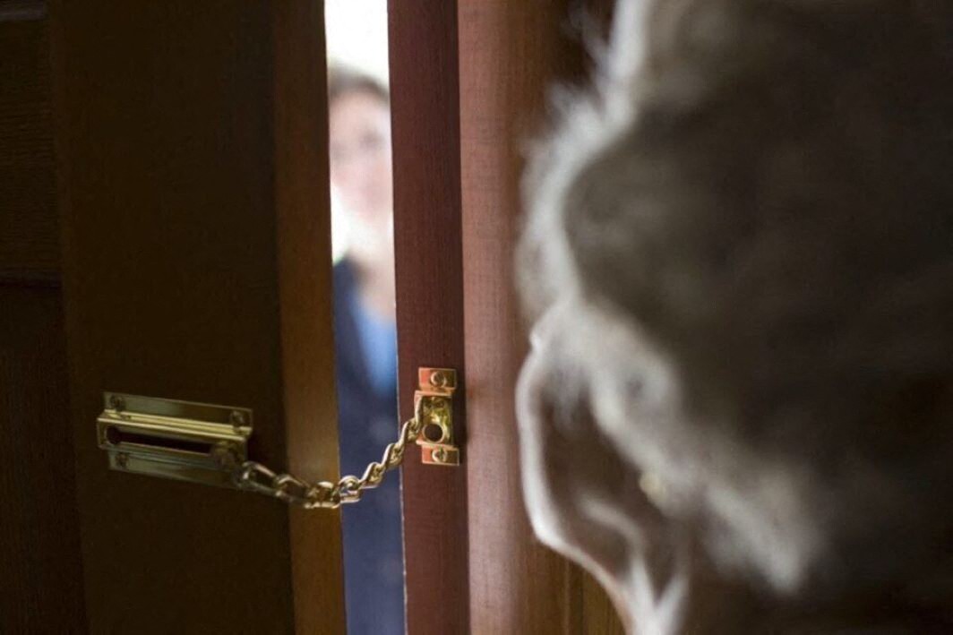une personne âgée s'apprêtait à verser 5000 euros à des faux plombiers, la police met fin à l'arnaque