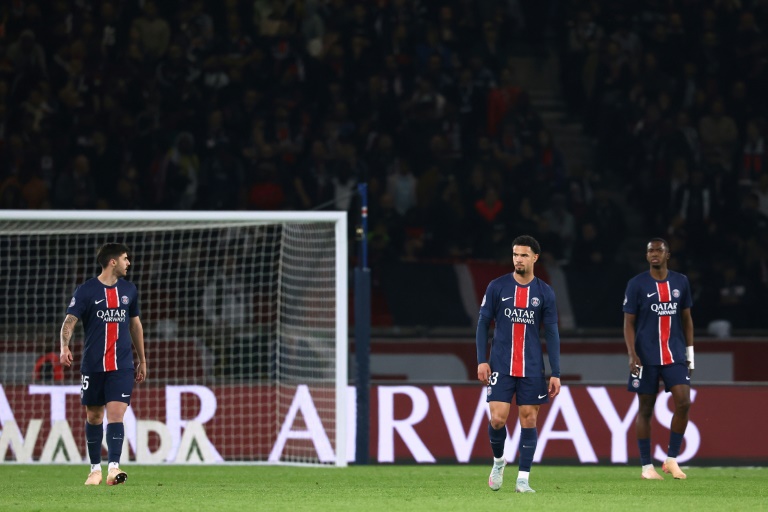 Les Parisiens Lucas Beraldo, Warren Zaïre-Emery et Willian Pacho lors de la défaite du PSG contre l