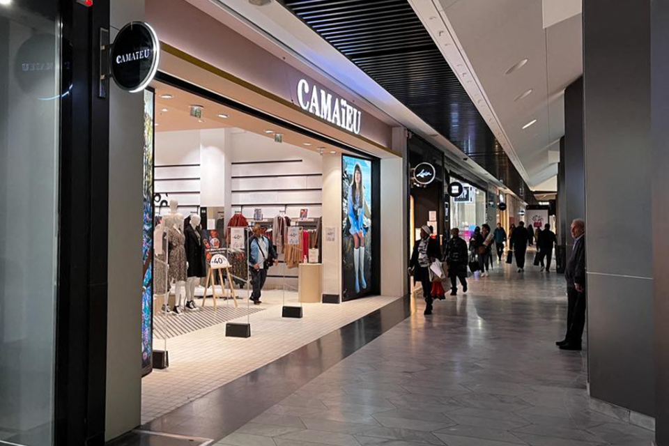 Les clients du magasin Camaïeu situé à Lyon Part-Dieu, dans le plus grand centre commercial d'Europe, trouvent des vêtements soldés et des vendeurs émus : tous les magasins ferment, les employés sont licenciés.