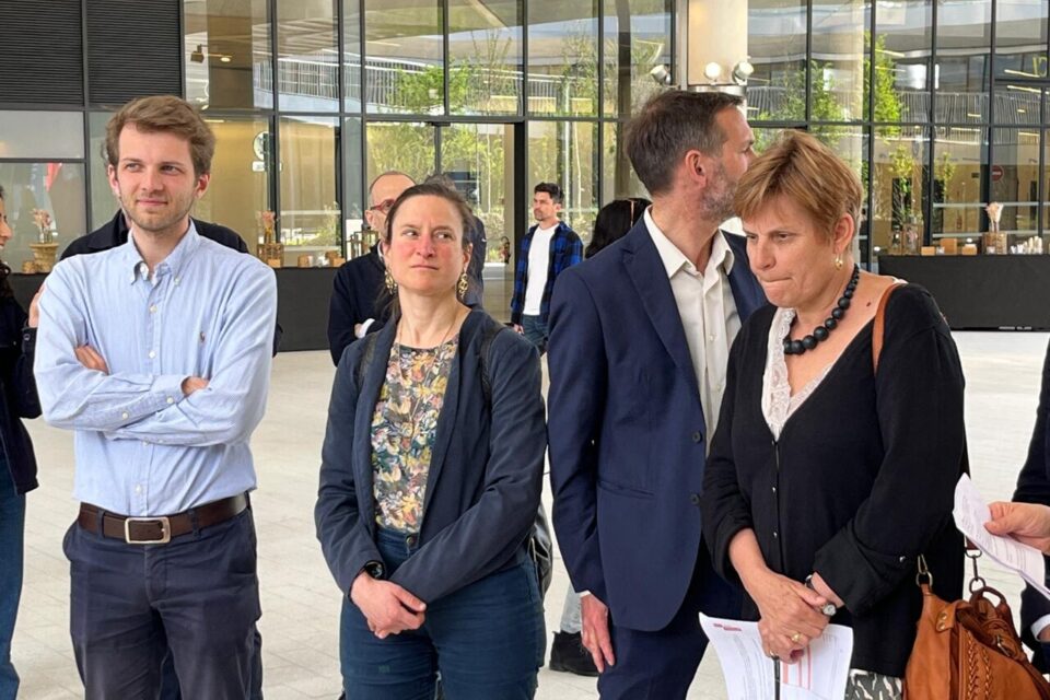 Camille Augey, adjointe au Commerce à la Ville de Lyon (au centre), ne se réjouit pas de l'ouverture de KFC devant la gare.