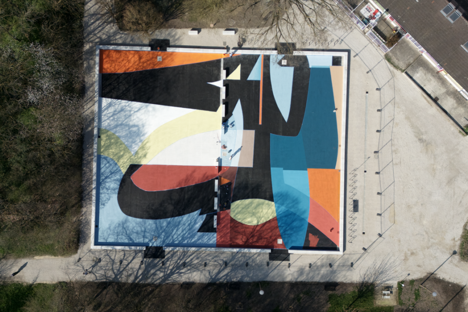 Une vue aérienne de la fresque réalisée sur les terrains de basket des Coquibus par Olivier Swiz.