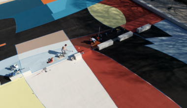 découvrez la fresque géante qui orne désormais les terrains de basket de cette ville
