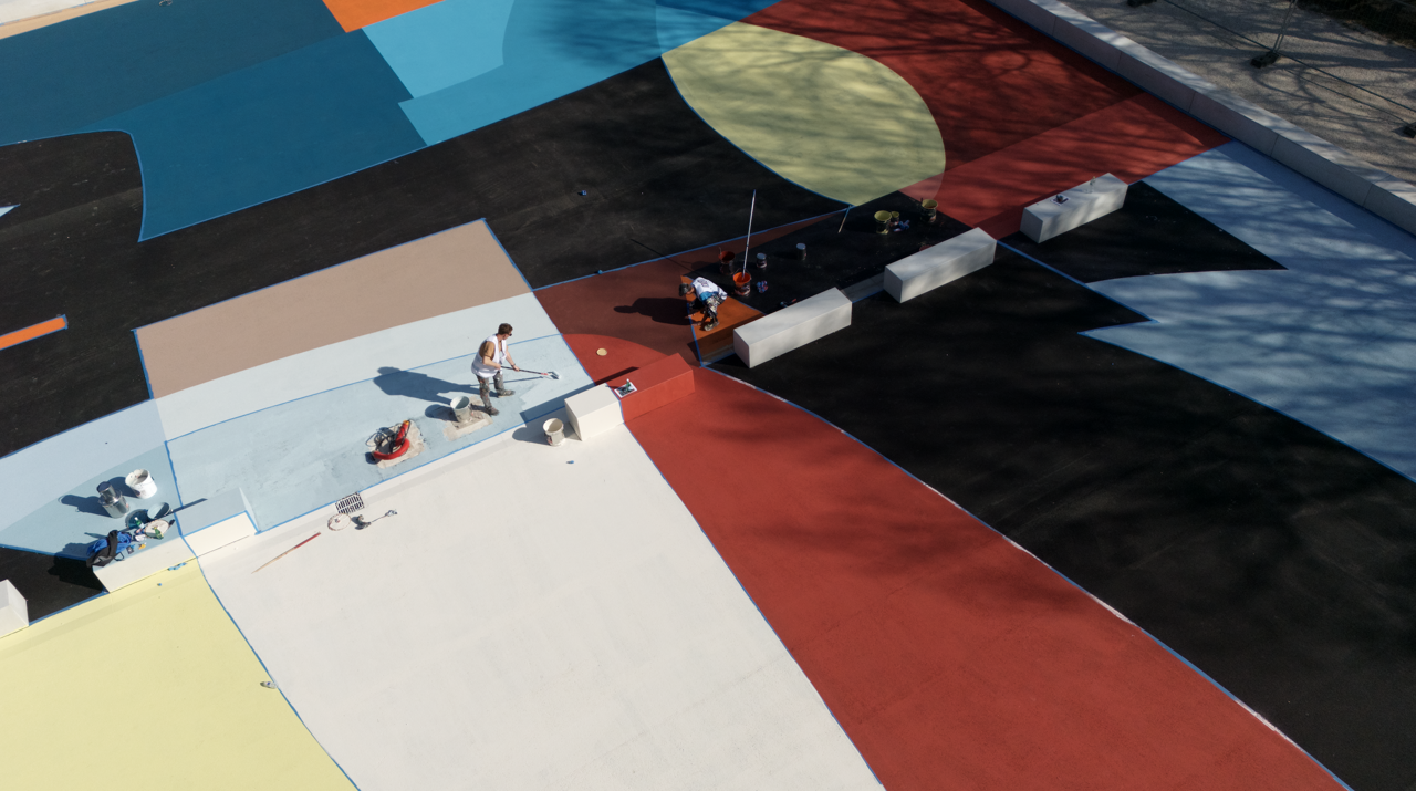 découvrez la fresque géante qui orne désormais les terrains de basket de cette ville