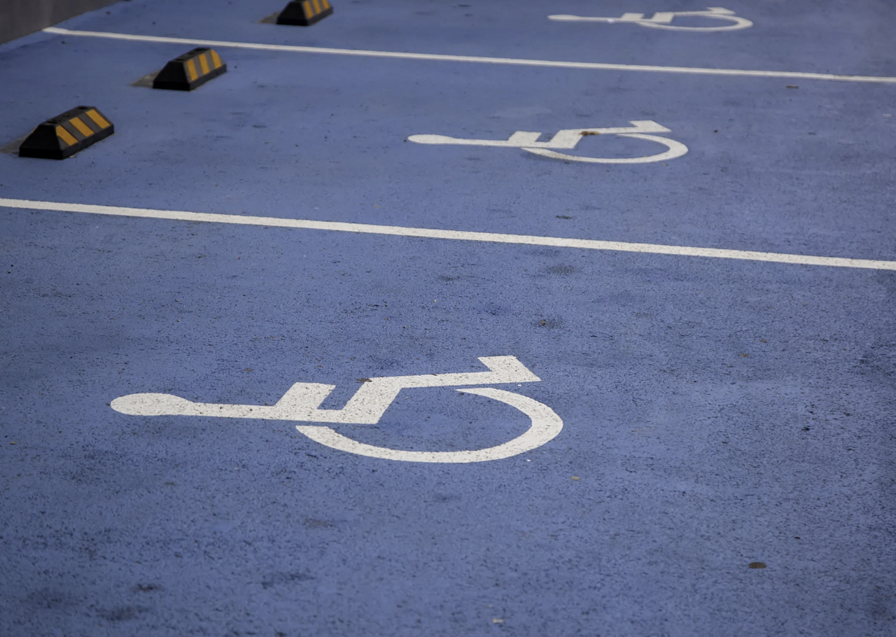 ivre, un SDF s’en prend à un conducteur handicapé