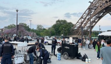 au pied de la tour Eiffel, les vendeurs à la sauvette de crêpes ne sont plus à la fête