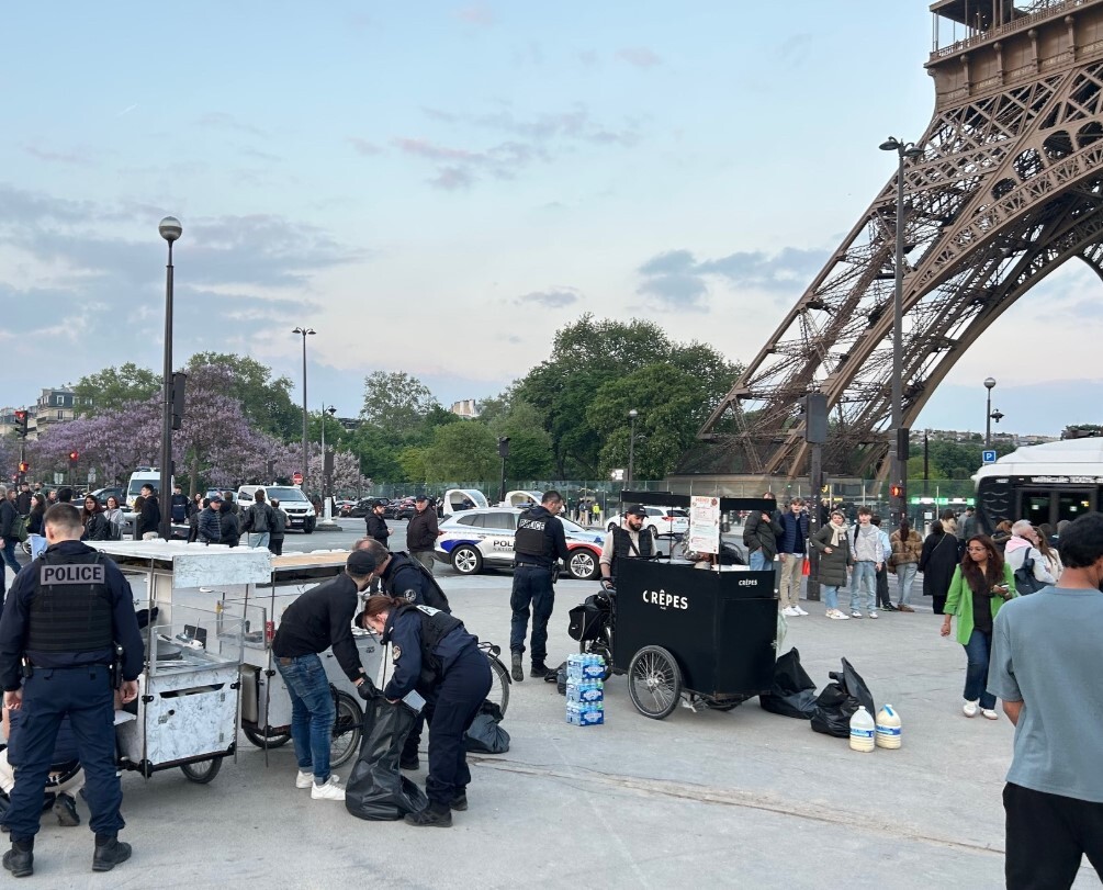 au pied de la tour Eiffel, les vendeurs à la sauvette de crêpes ne sont plus à la fête