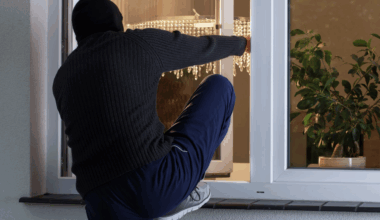 "Je te tue si t’appelles la police", une nonagénaire menacée chez elle au couteau
