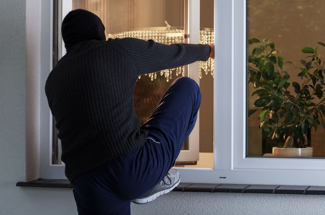 "Je te tue si t’appelles la police", une nonagénaire menacée chez elle au couteau