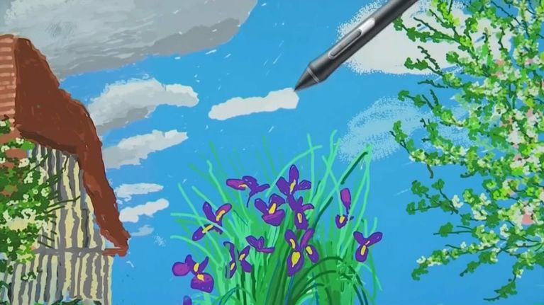 David Hockney peignant un ciel sur son iPad.