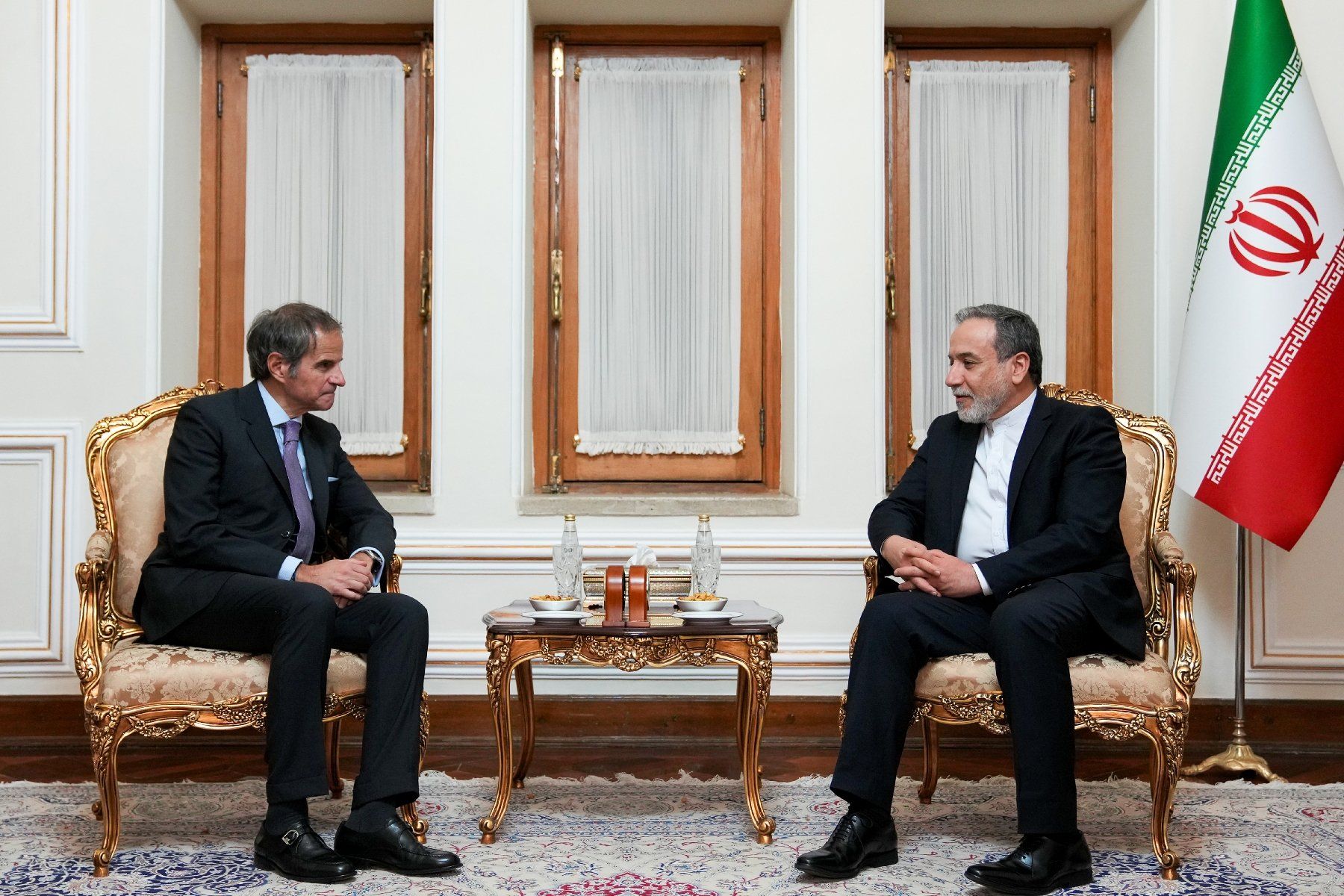 Cette photo fournie par le ministère iranien des Affaires étrangères montre le chef de la diplomatie iranienne Abbas Araghchi (d) recevant le directeur général de l'AIEA Rafael Grossi (g) au siège du ministère à Téhéran, le 16 avril 2025