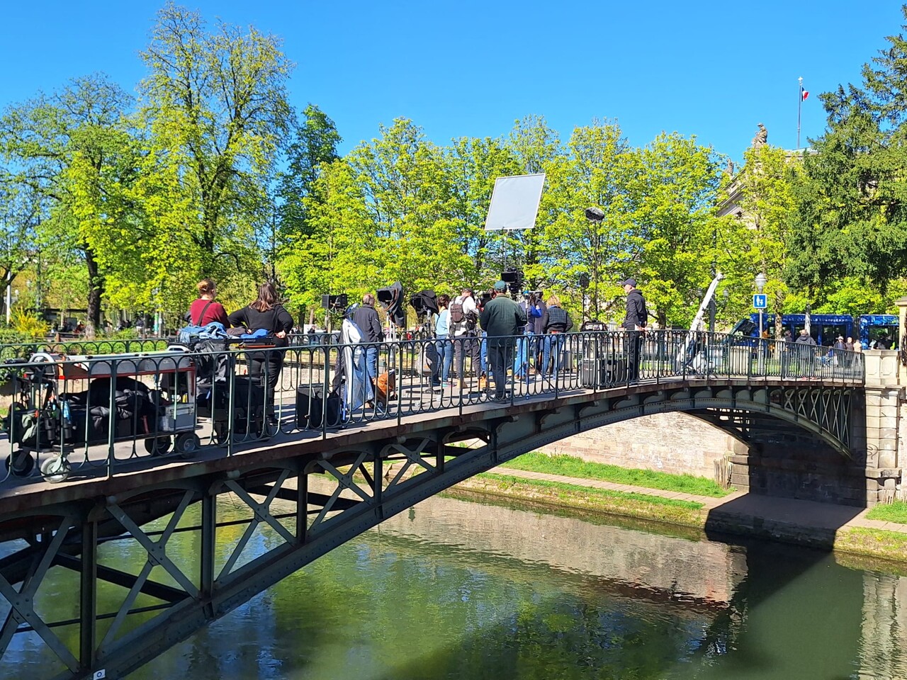 mais que faisait cette équipe de tournage sur ce pont à Strasbourg ?
