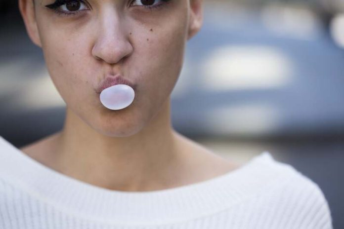 chewing gum antiviral antivirus Ma Santé Une femme qui mâche un chewing-gum antiviral.