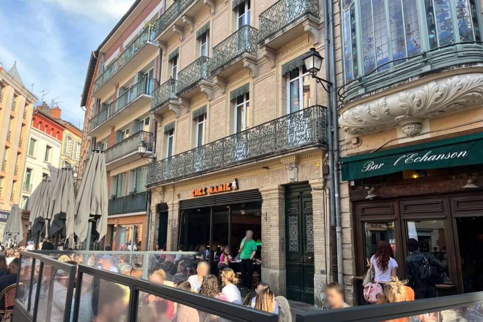 Place de la Trinité, place de la Bourse et place Saint-Georges, il est envisagé par la mairie de réduire les horaires d'ouverture des terrasses.