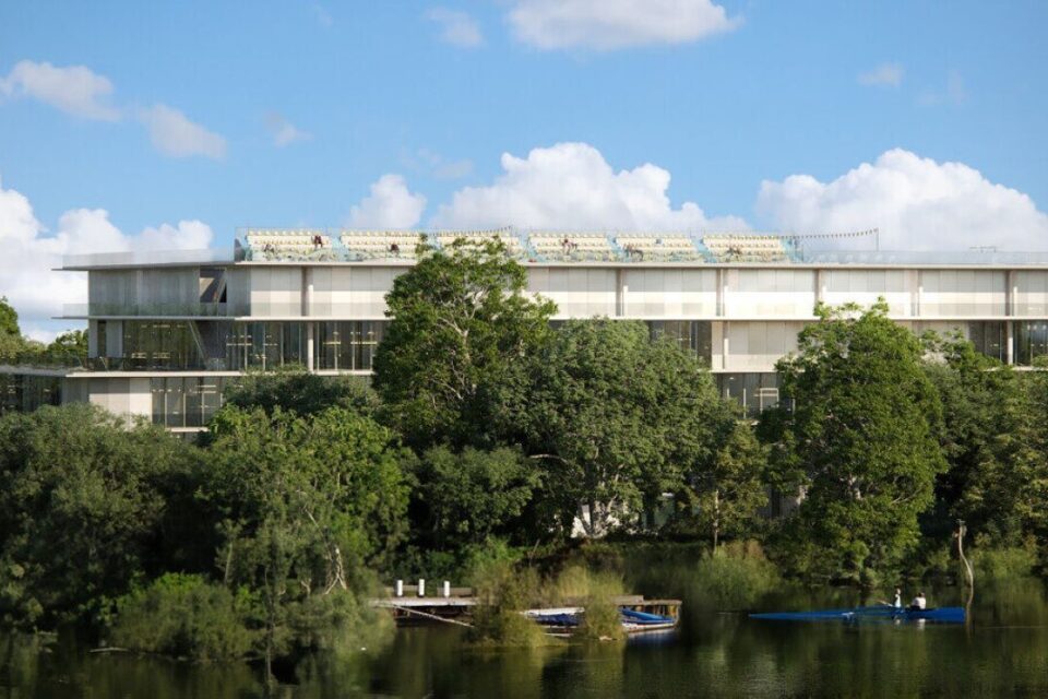 Ces derniers mois, le club des Dauphins du TOEC a dû retravailler l'intégration du bâtiment dans son environnement de l'île du Ramier.
