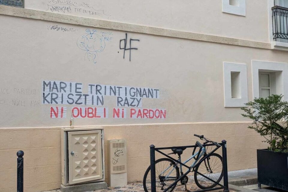 Dimanche 20 avril 2025, le collectif Collages féministes Bordeaux a collé une série d'affiches en rapport à l'affaire Cantat.