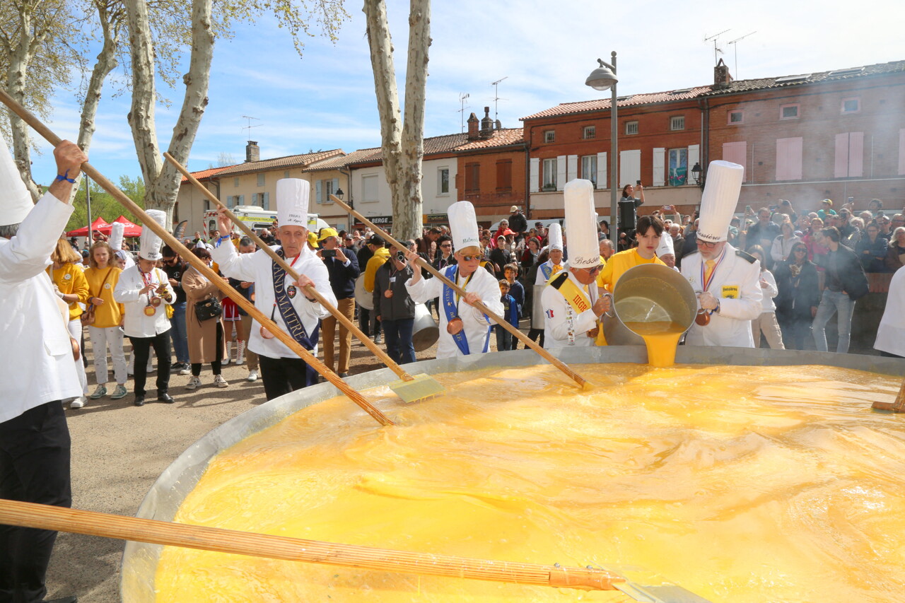 Près de Toulouse. Ils vont casser 15 000 œufs pour faire cette omelette géante, à déguster gratuitement !