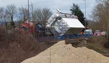 Les images impressionnantes du convoi exceptionnel qui s'est renversé sur un pont du Grand Nancy