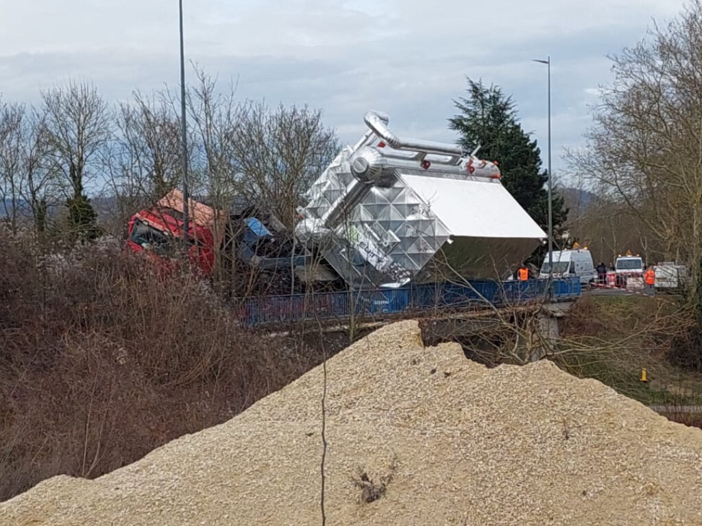 Les images impressionnantes du convoi exceptionnel qui s'est renversé sur un pont du Grand Nancy