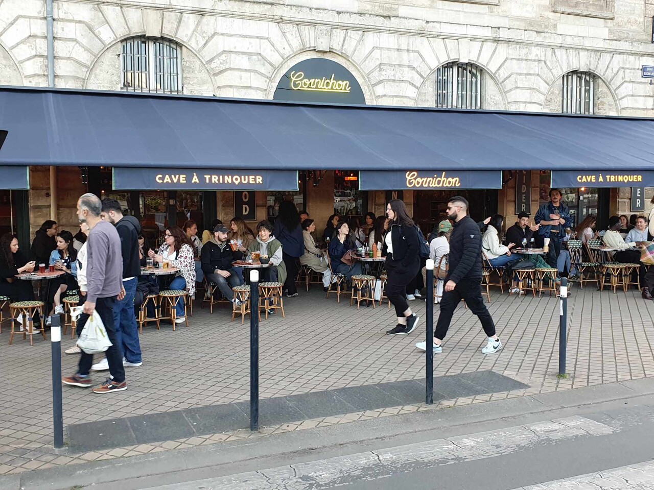 Un restaurant ferme sur les quais de Bordeaux, le groupe Vintage ouvre une "cave à trinquer" à la place