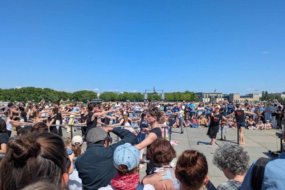 Le miroir d'eau est devenu un studio de danse à ciel ouvert.