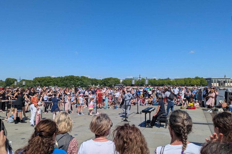 Le public était au rendez-vous pour la journée internationale de la danse au miroir d'eau de Bordeaux.