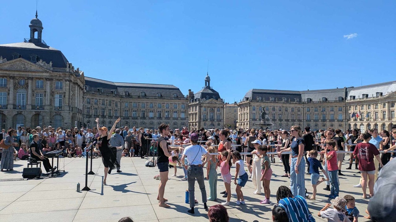 EN IMAGES. Le miroir d'eau de Bordeaux se transforme en studio de danse à ciel ouvert
