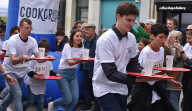 Un kilomètre sans renverser de pintes, en êtes-vous capable ? La course des garçons de café revient à Rennes