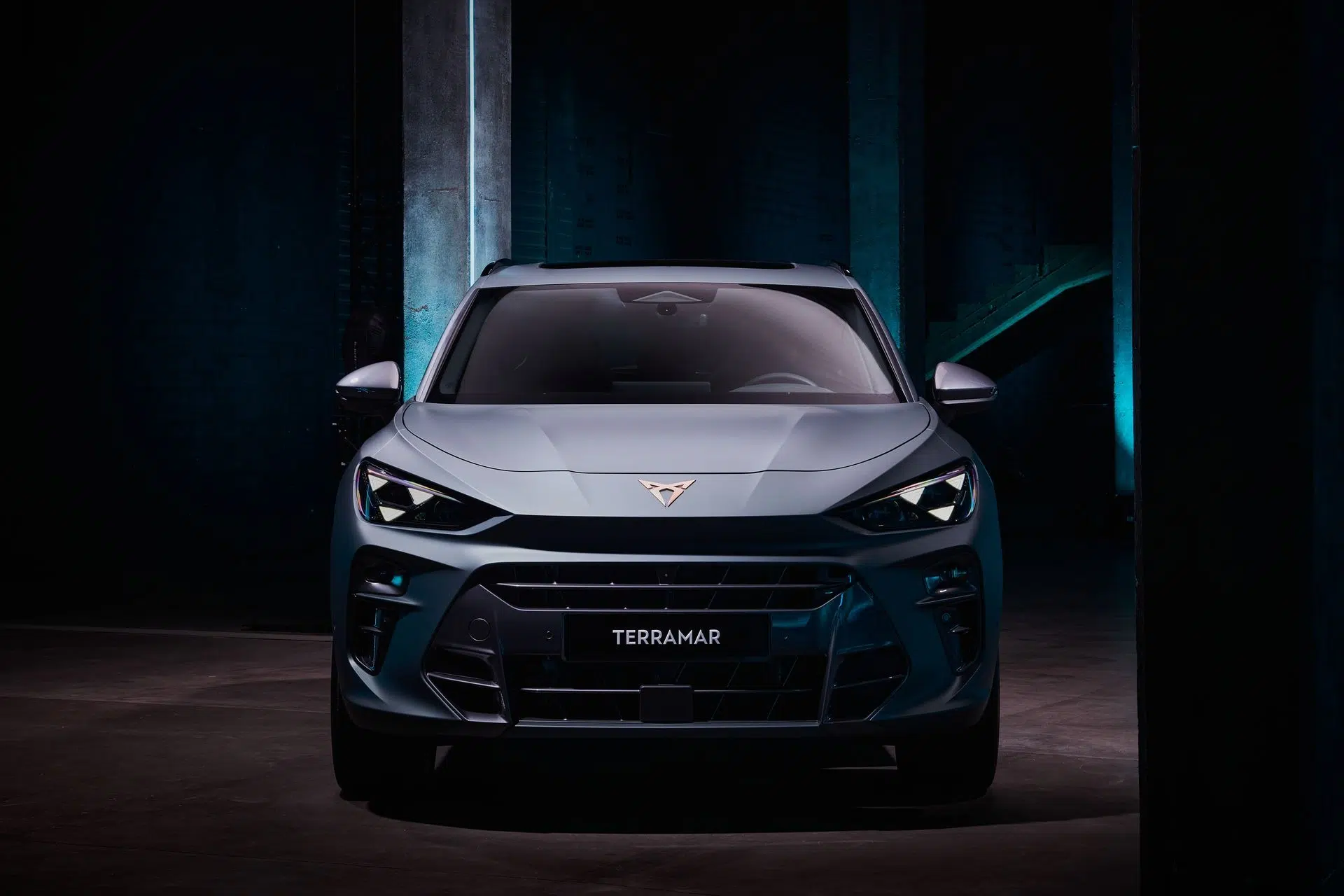Face avant du CUPRA Terramar 2025 avec calandre agressive et signature lumineuse LED